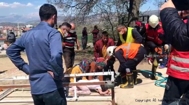 Üzerine devrilen askılığın kancası başına saplandı !