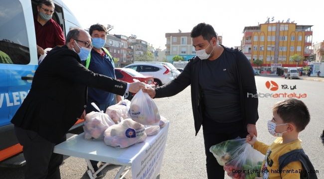 Vatandaşa elma dağıtımı yapıldı