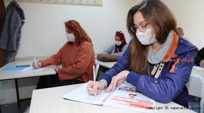 Yabancı vatandaşlar Türkçeyi ATASEM'de öğreniyor