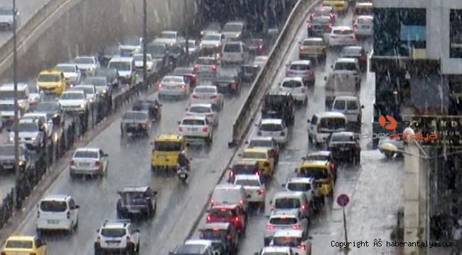 5 dakikalık sağanak, trafiği felç etti ! Meteoroloji yarın için uyardı