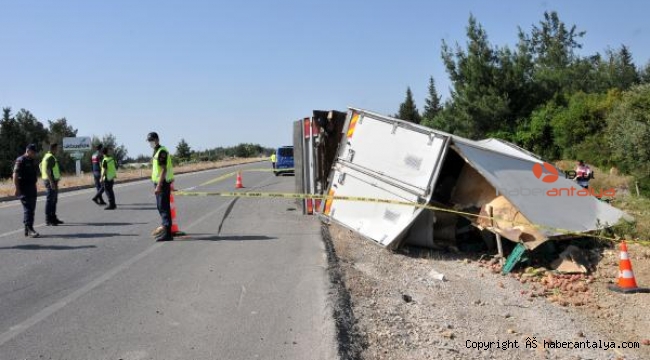 Acı kaza; Meyve yüklü kamyon devrildi, şoför öldü !
