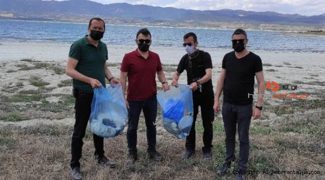 Amatör fotoğrafçılar göl sahilini temizledi