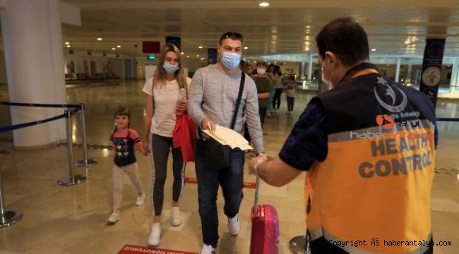 Antalya Havalimanı'na 40 günde 234 bin turist geldi !