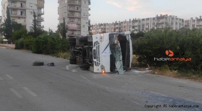 Antalya'da midibüsle otomobil çarpıştı: 2 yaralı