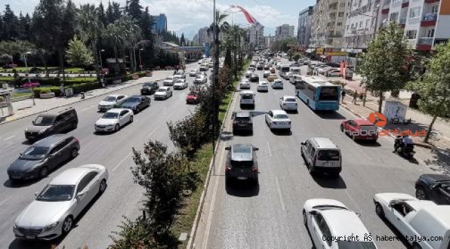 Antalya'da tam kapanma sonrası trafik kilitlendi