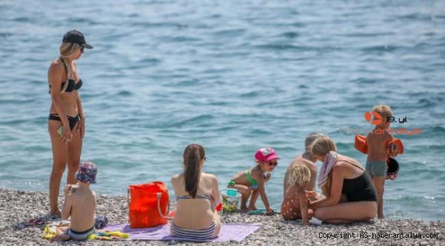 Antalya'da turistler sahili doldurdu