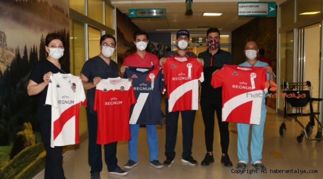 Antalyaspor emekçileri ve çocukları unutmadı