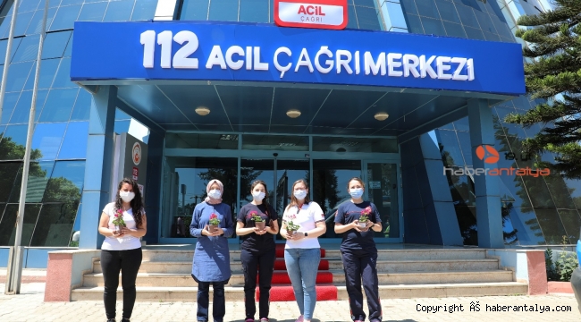 Başkan Böcek Anneler Günü'nde sağlık çalışanlarını mutlu etti 