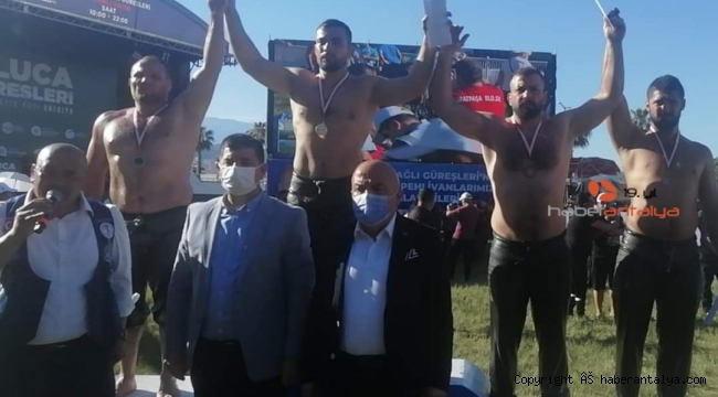 Başkan Böcek'ten güreşçilere övgü