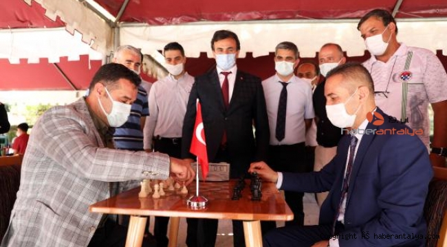 Başkan Yücel, Satranç Turnuvası'nda hünerlerini sergiledi