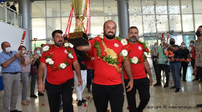 Başpehlivan Okulu, altın kemer ve gururla evinde