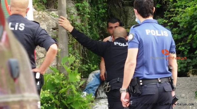 Bıçakla kendisini kesti !