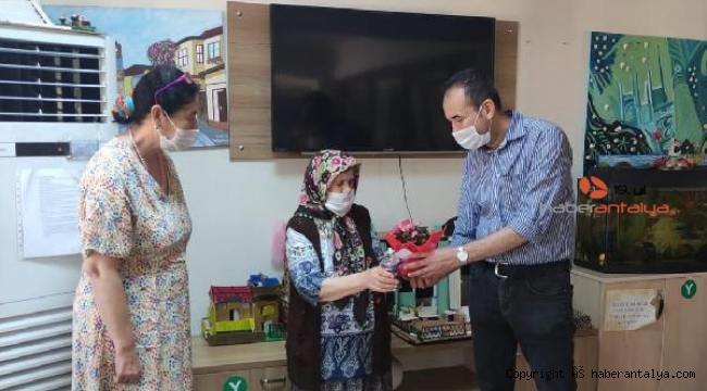 Büyükşehir huzurevindeki anneleri unutmadı