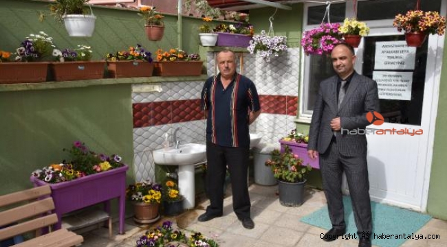 Camiyi botanik bahçesine çevirdi