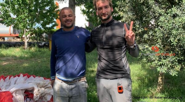 Çiftçi, tarlasına inen paraşütçüyle buluştu