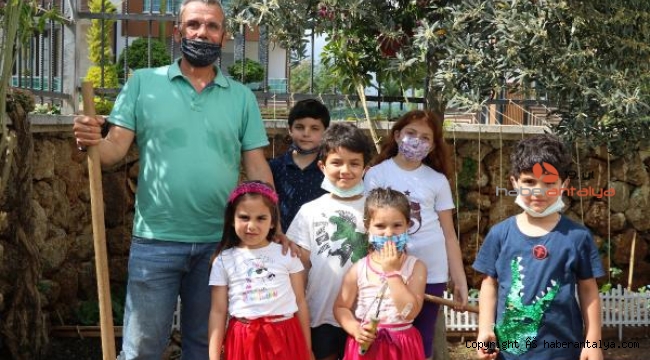Çocuklar sitenin bahçesinde yetiştirdikleri çiçekleri annelerine hediye etti