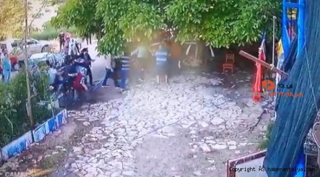 'Evin önünde neden durdunuz' diyen aileye saldırdı !