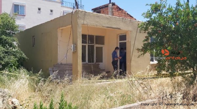 İşçileri için kiralamak istediği evde erkek cesediyle karşılaştı