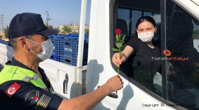 Jandarma Anneler Günü'nü unutmadı