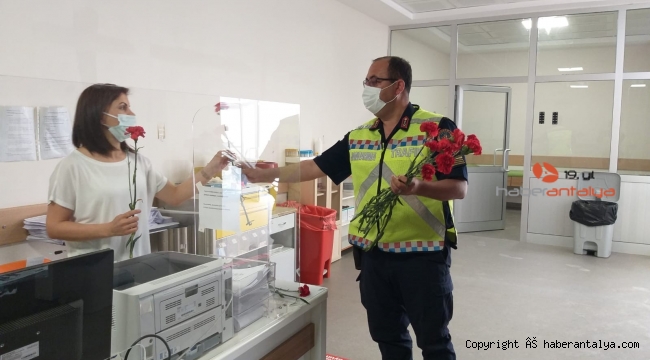 Jandarmadan sağlık çalışanlarına ve vatandaşlara çiçek