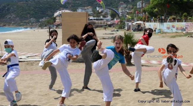 Karate sporcuları paraşütle uçuş, sahilde gösteri yaptı