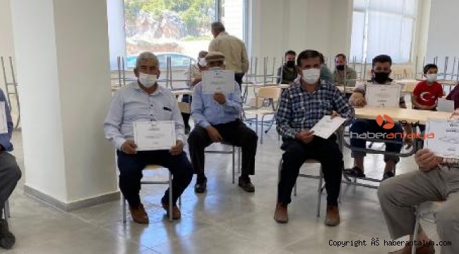 Kaş Sütleğen'de arı yetiştiricilerine eğitim verildi