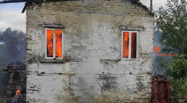 Kendi oturduğu evi alev topuna çevirdi !