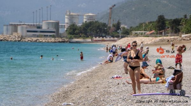 Kısıtlamada turistlerin deniz keyfi