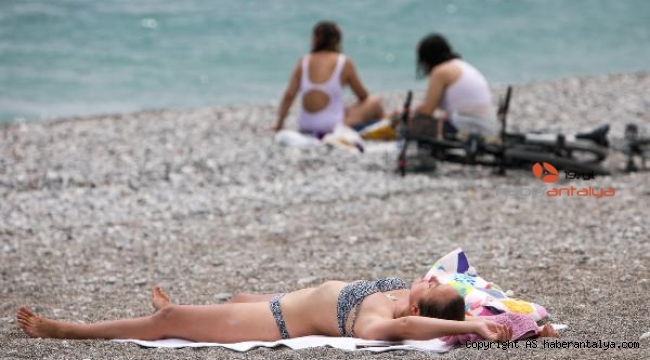 Kısıtlamadan muaf turistler sahilde