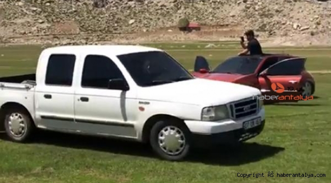 Kısıtlamayı ihlal edip merada drift yaptılar, sosyal medyada paylaşınca yakalandılar