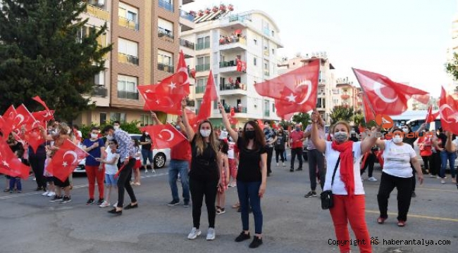 Konyaaltı'nda 19.19'da İstiklal Marşı coşkusu