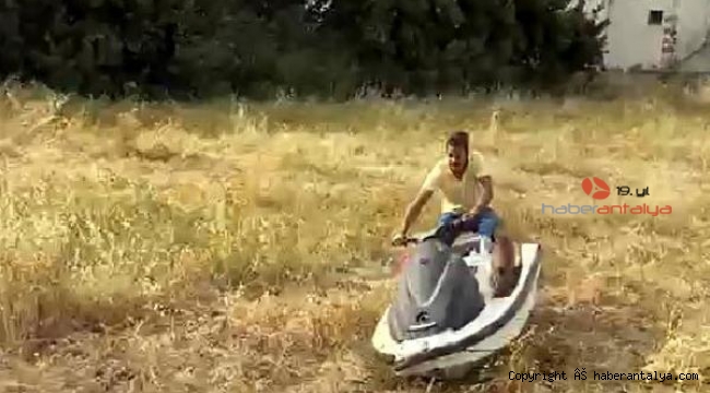 Kullanamadığı jet skisini çayırda sürdü