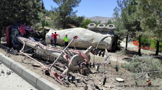 Lastiği patlayan beton mikseri şarampole devrildi. Ortalık savaş alanına döndü
