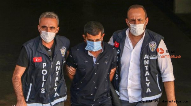 Mahkeme heyetini önünde diz çökerek adalet dilendi