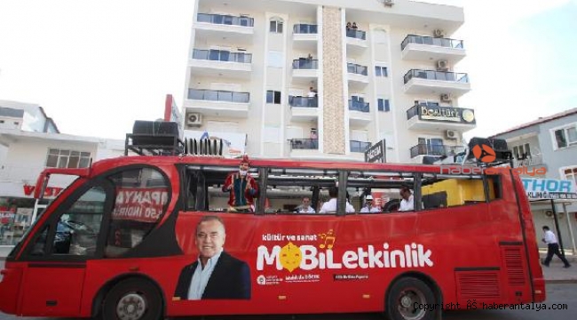 Mobil konserler Antalya'yı eğlendirmeye devam ediyor