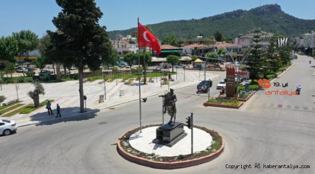 Pegasus heykeli yerine Atatürk heykeli konuldu