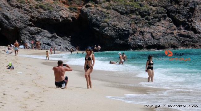 Plajlar muaf olan turistlerle doldu taştı