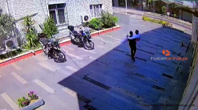 Polis, ifadeye gelen adamı kucağında taşıdı !