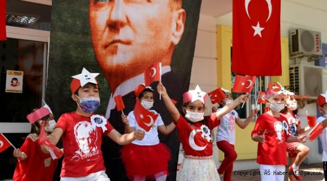 Sağlıkçıların çocukları 19 Mayıs'ı kutladı