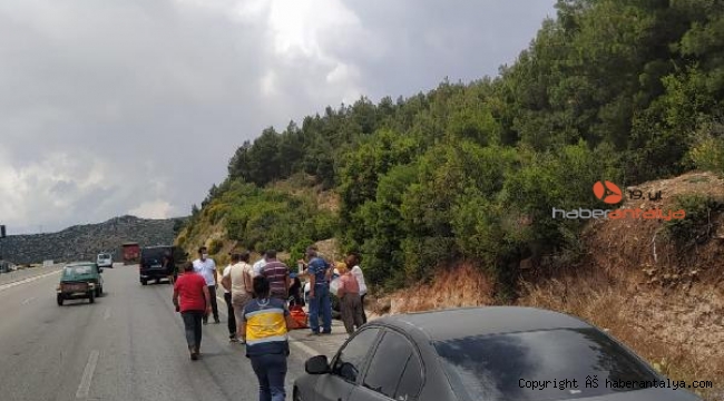 Takla atan araç bankete düştü
