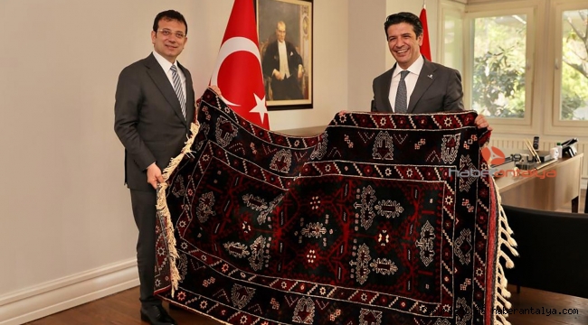 Turgay Genç, İmamoğlu'na Döşemealtı halısı hediye etti