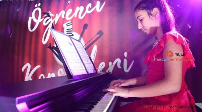 Akademi öğrencilerinden aileleri için konser