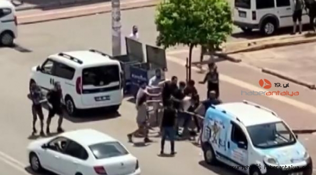 Antalya'da cadde ortasında sopalı kavga