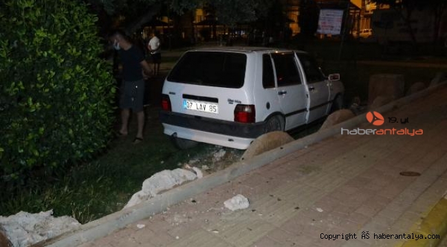 Antalya'da motosikletle otomobil çarpıştı, çocuk parkına daldı 