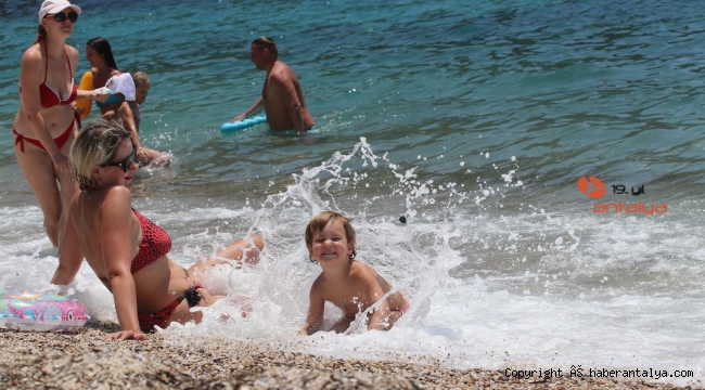 Antalya'da plajlar tıklım tıklım doldu