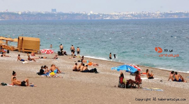 Antalya'da turistler bulutlu havada da sahili doldurdu