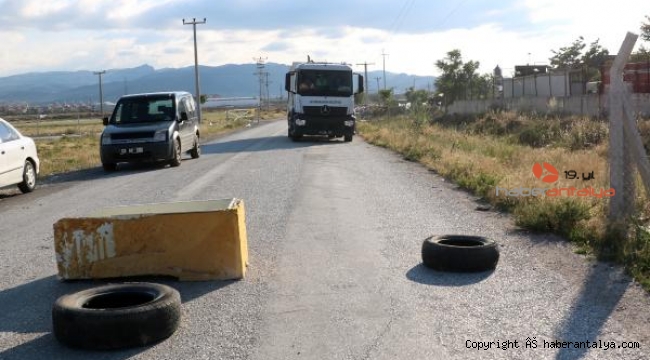 Arsasından geçen yolu trafiğe kapattı !