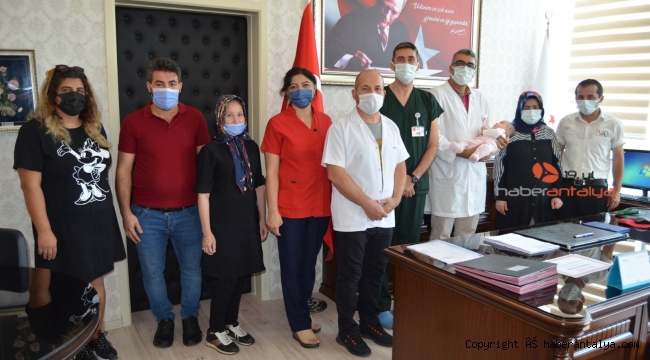 Aşılama yoluyla bebek sahibi olanlar, tedavi gördükleri hastanede doktorlarla bir araya geldi