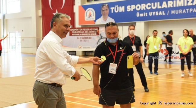 Badminton şenliği açılış vuruşu Başkan Uysal'dan
