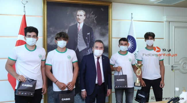 Başkan Böcek'den raftingcilerde ekipman desteği